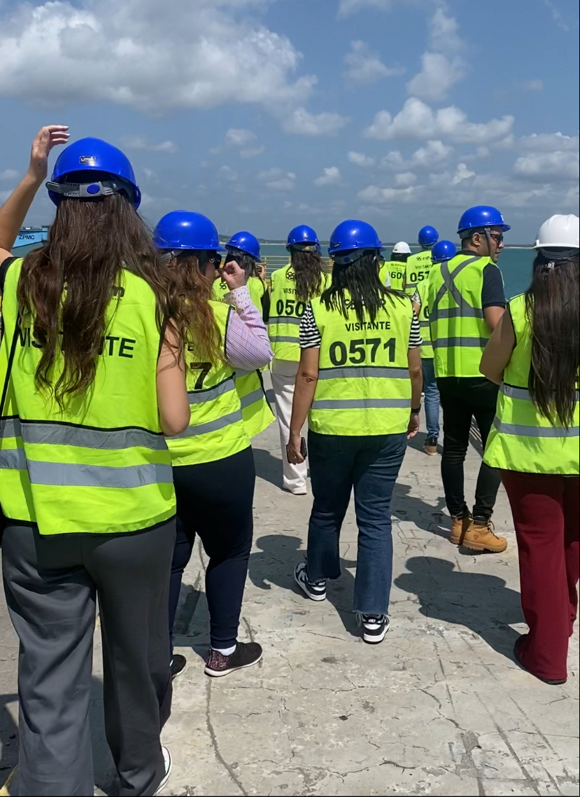 Momento de parada para ver de perto as instalações do porto.