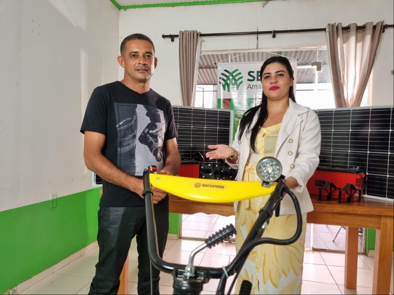 O produtor Antônio Silva e a técnica de campo, Priscilla Pacheco, durante a entrega da premiação em Boca do Acre