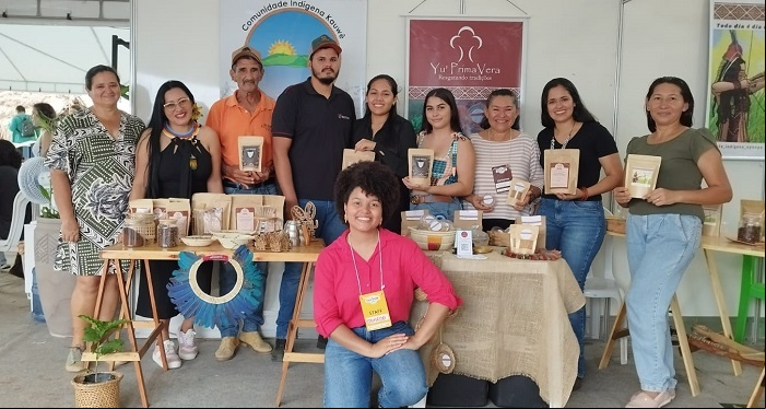 Eduarda e cafeicultores da comunidade indígena Kauwê